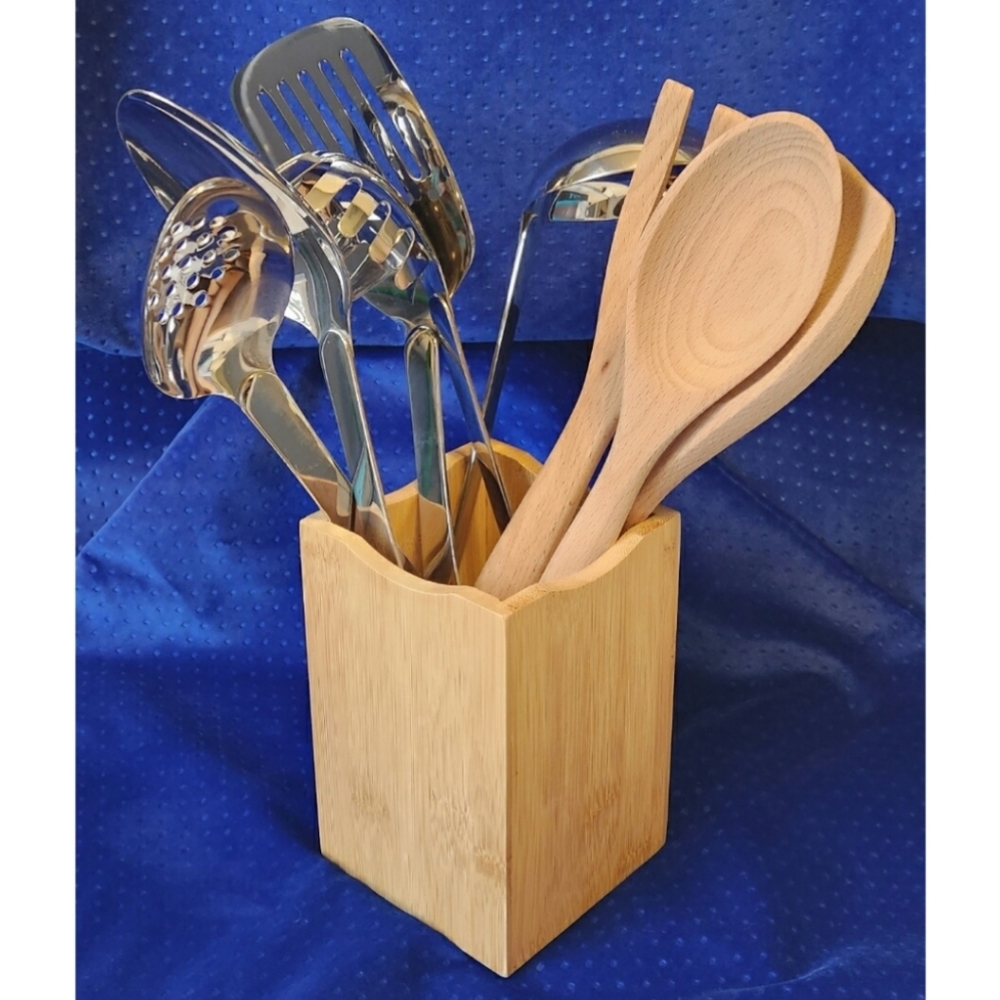 NWOT Oneida Utensils with bamboo accessories